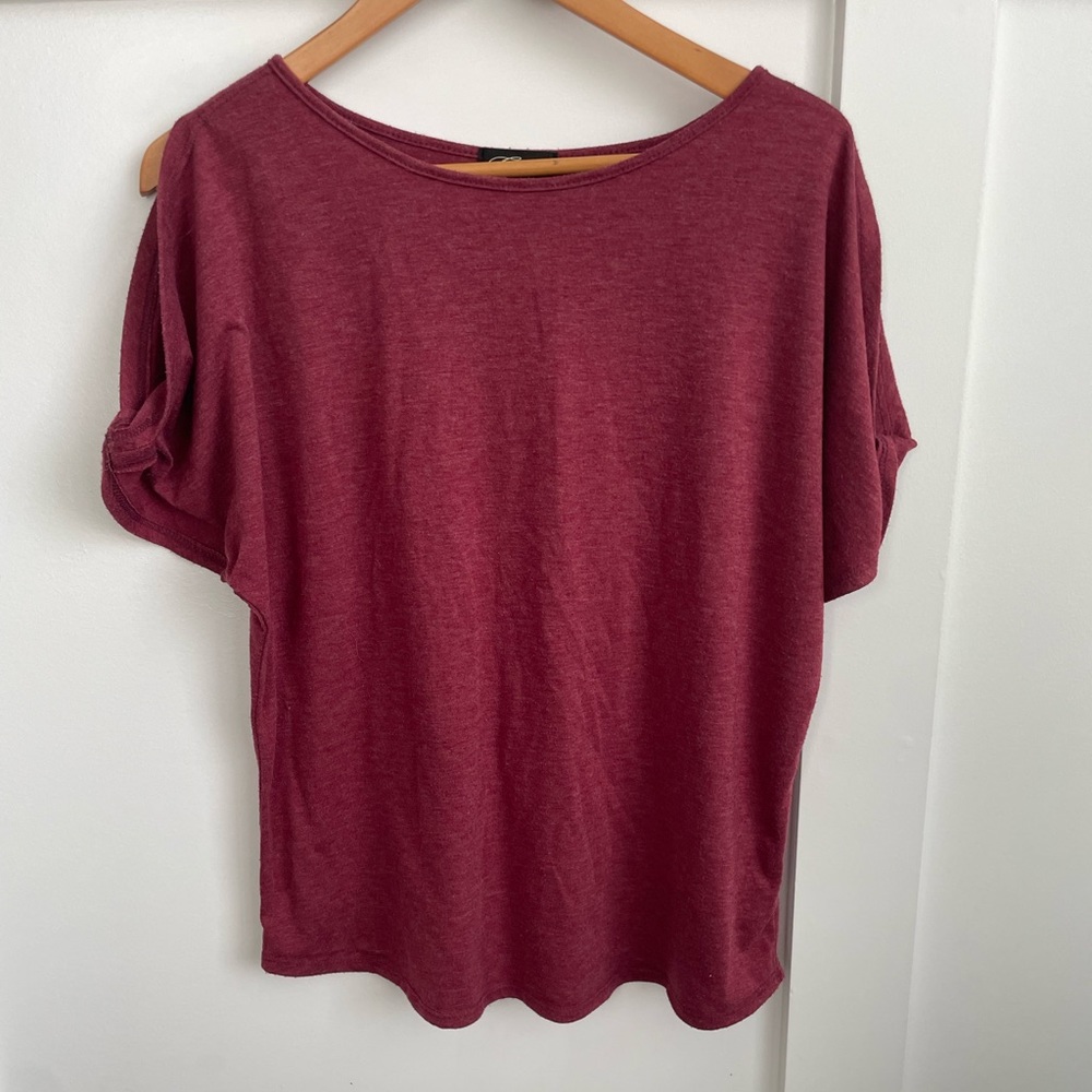 Short sleeve cold shoulder tee with twist detail sz M